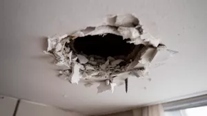 dziura w suficie jak naprawic