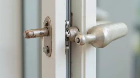 jak naprawić klamkę w drzwiach balkonowych