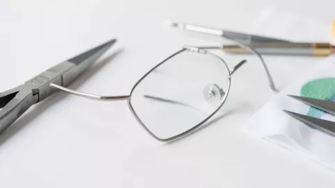 jak naprawić okulary metalowe