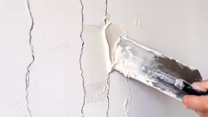 jak naprawic pekniecia na scianie