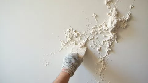 jak naprawić pęknięcia tynku cementowo wapiennego