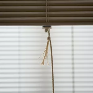 Jak naprawić sznurek od żaluzji
