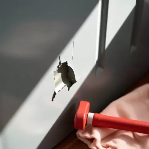 Jak naprawić wgniecenie w drzwiach wejściowych