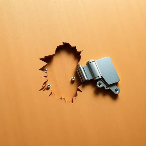 Jak naprawić wyrwany zawias z szafki