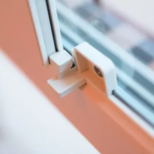 Jak naprawić zawias w oknie plastikowym